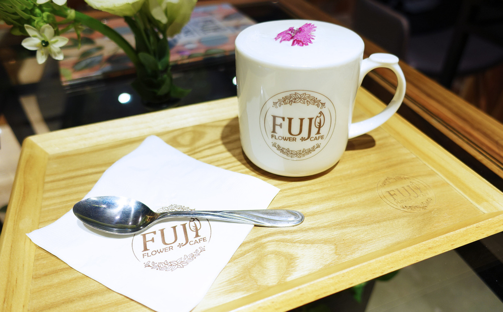 【咖啡花藝】FUJI FLOWER CAFE，鮮花盆栽環繞的世外桃源咖啡廳，輕食花草茶花藝課程教學，近松菸文創市政府捷運站