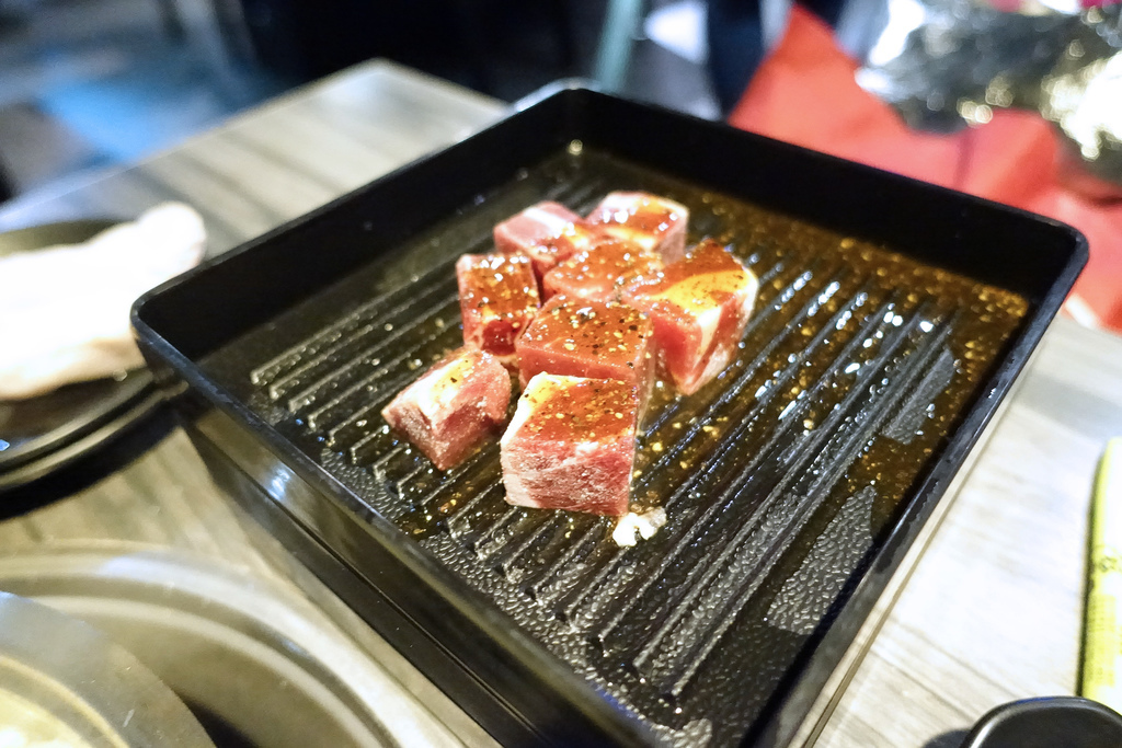 【燒烤美食】好客燒烤忠孝店，燒肉火鍋吃到飽菜色肉類選擇種類多，卻第一次碰到整桌吃完都拉肚子的情況