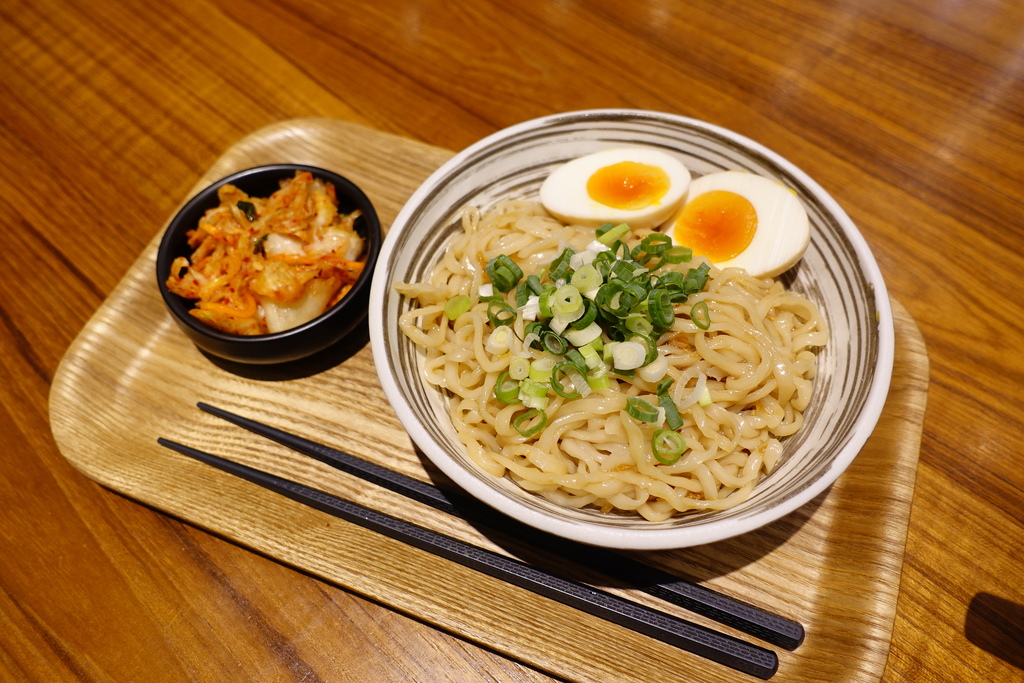 【咖啡簡餐】大師兄咖啡，咖啡廳裡的中式古早沙茶乾拌麵、牛肉麵、蔬麻三明治、早午餐，中西合併的好滋味